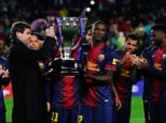 alex song thinks he is being given la liga trophy when it's for eric abidal - video