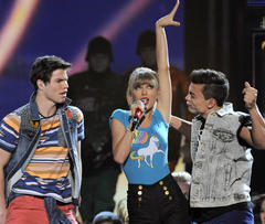 taylor swift wins 8 trophies at billboard music awards, justin bieber, miguel, minaj perform